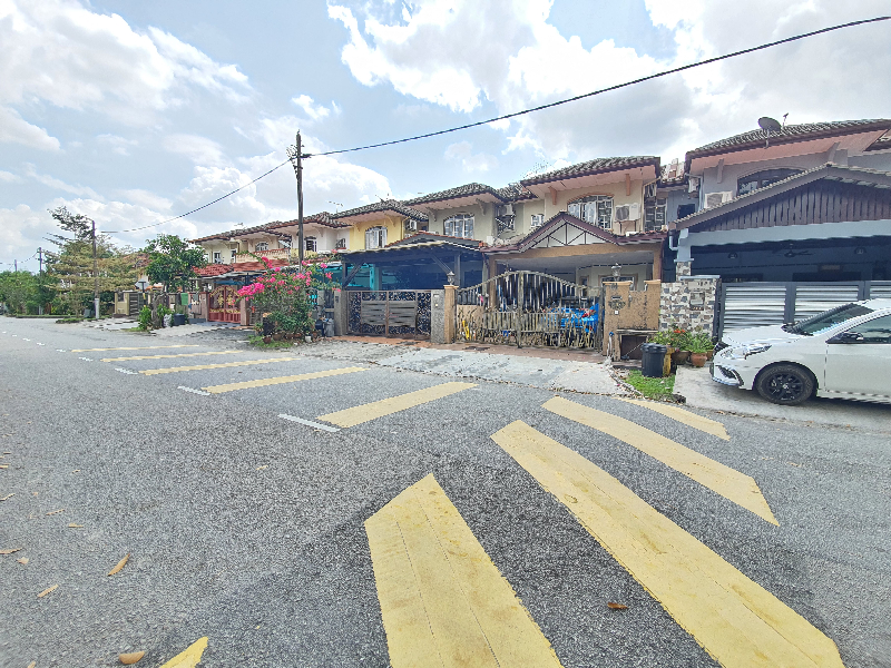 NEARBY LRT 2 Storey Terrace House at Bandar Kinrara BK 5 Puchong - photo 2