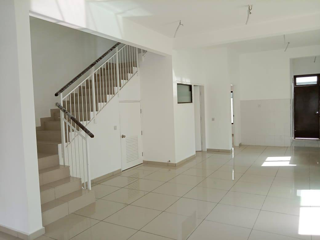 3 storey link house Fusca end lot with 10 feet sid - photo 2
