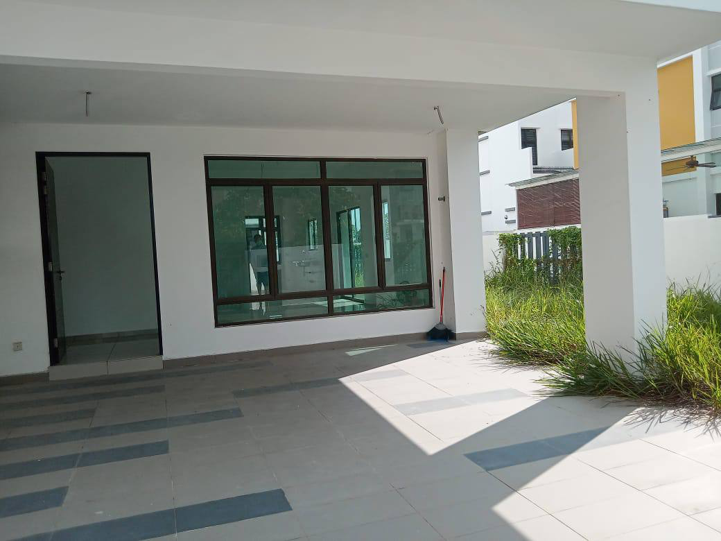 3 storey link house Fusca end lot with 10 feet sid - photo 4