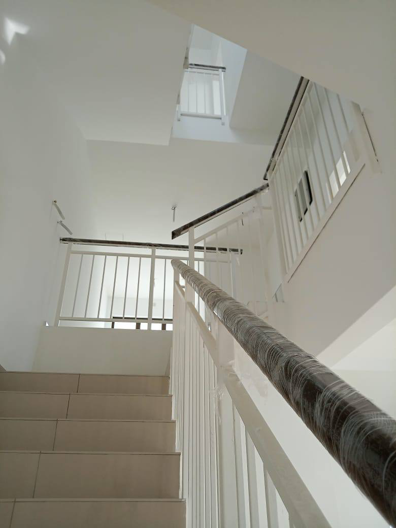 3 storey link house Fusca end lot with 10 feet sid - photo 6