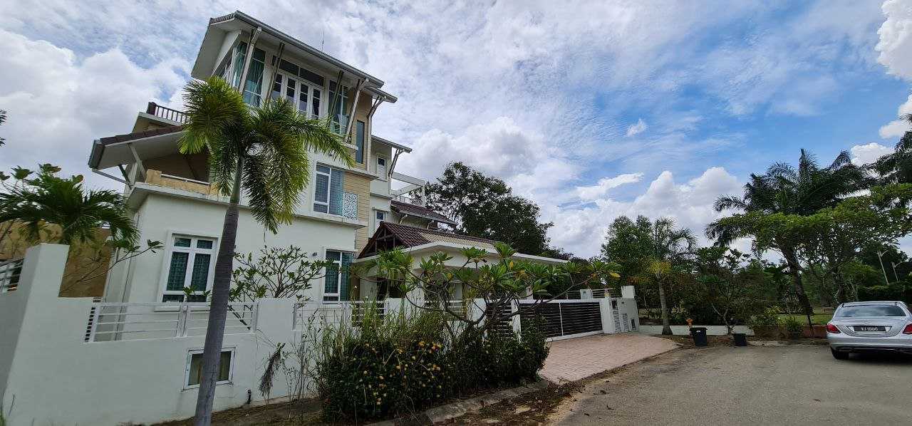 PRIVATE POOL  BESIDE GARDEN Bungalow Cyberjaya Perdana Lake View East - photo 3