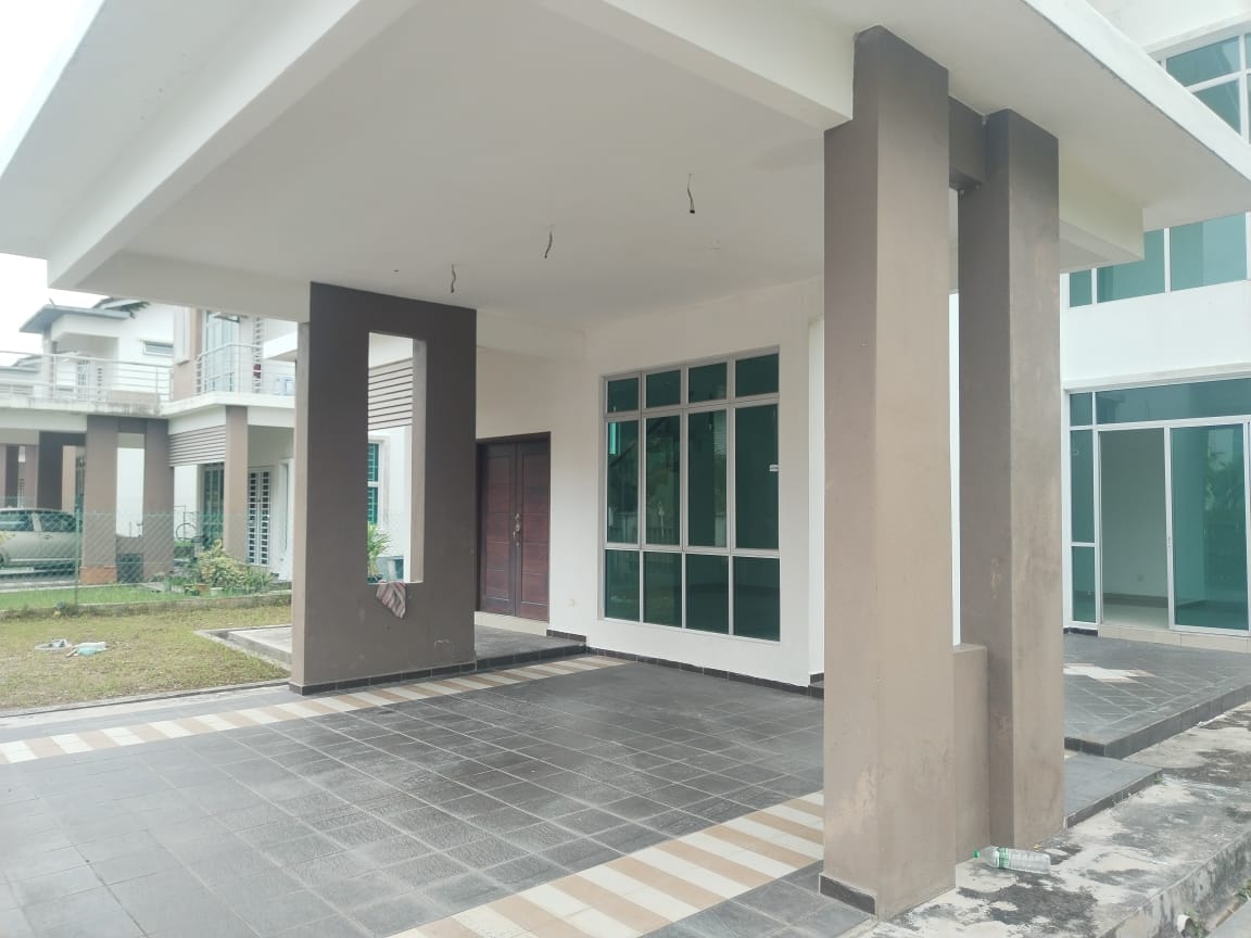 CORNER LOT BUNGALOW 2 STOREY, HUGE LAND AT SEREMBA
