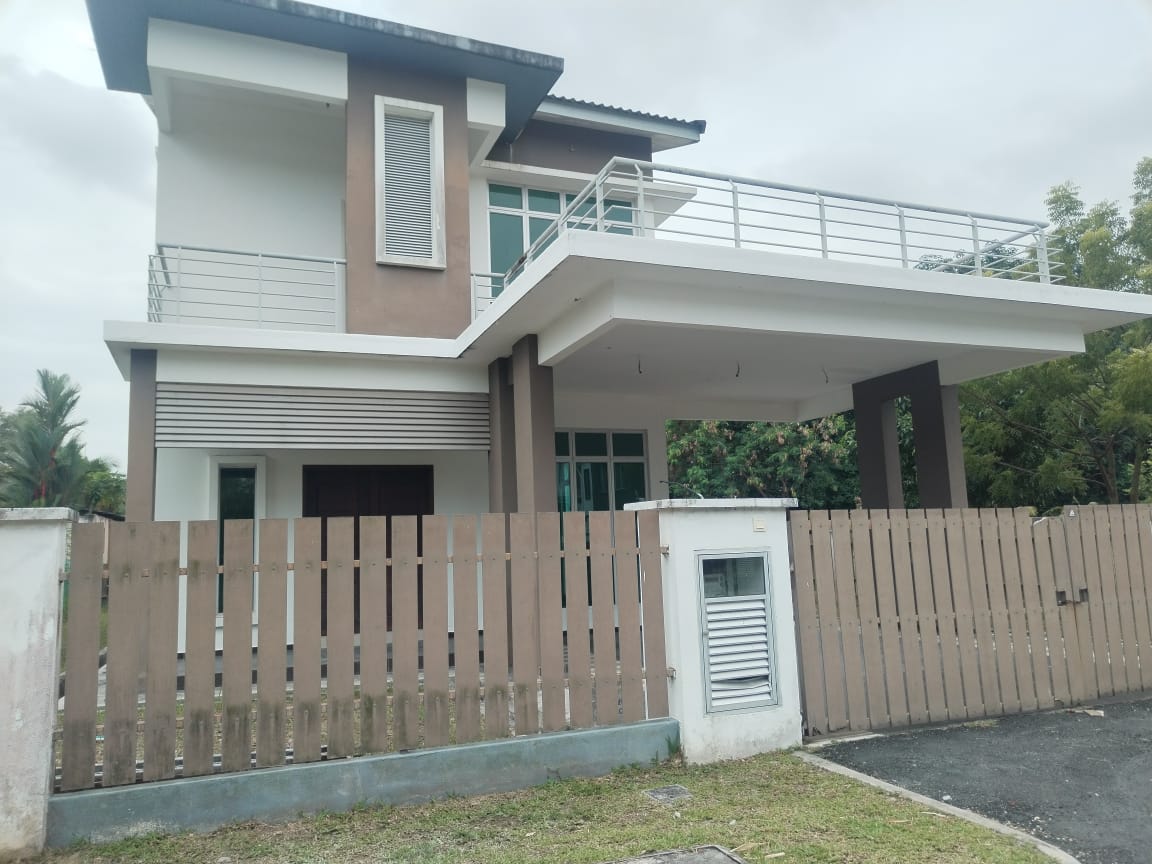 CORNER LOT BUNGALOW 2 STOREY, HUGE LAND AT SEREMBA - photo 2