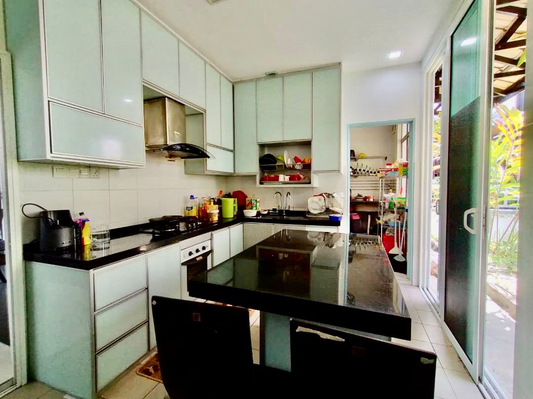 2 AND HALF  Storey Semi D Saujana Villa Kajang - photo 6