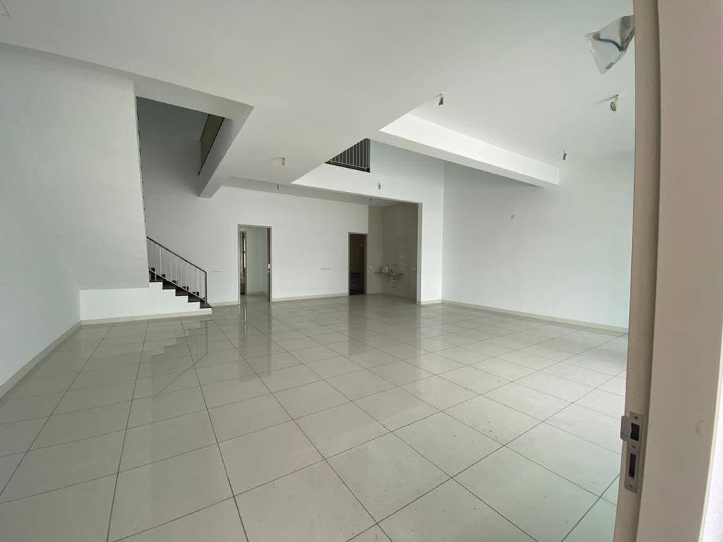 FREEHOLD Double Storey Superlink Liana Elmina East - photo 4