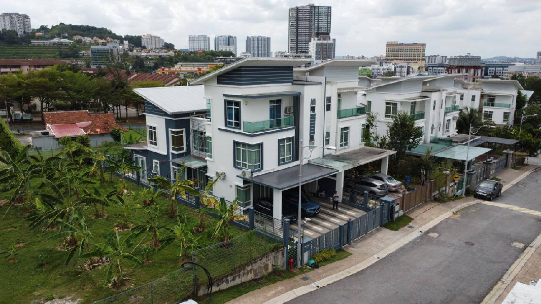 Big Land Renovated 3 Storey SemiD Sentosa Heights - photo 2