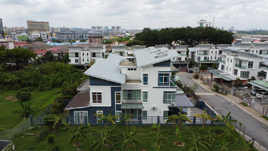 Big Land Renovated 3 Storey SemiD Sentosa Heights - photo 3
