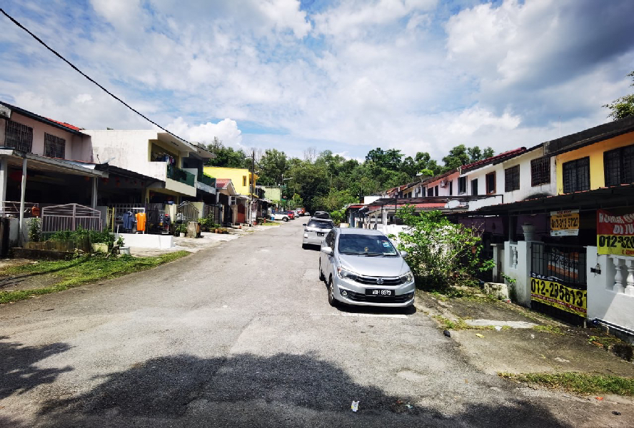 ENDLOT RENOVATED Double Storey Terrace Taman Rawang Perdana, Rawang - photo 2