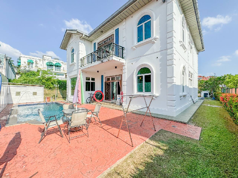 English Style Bungalow with Swimming Pool - photo 2