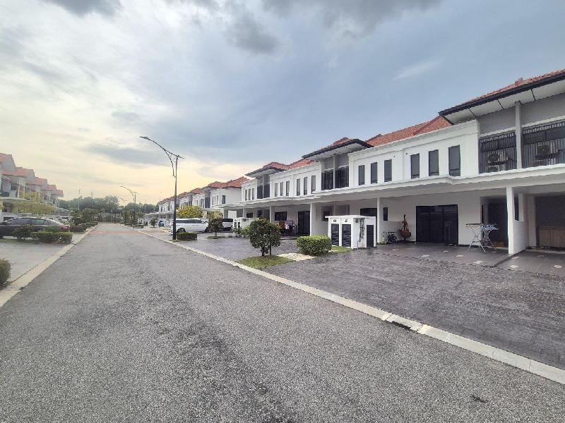DOUBLE STOREY TERRACE ALMOST FULL FURNISHEDREEF TROPICS, SETIA ECOGLADES, CYBERJAYA - photo 2