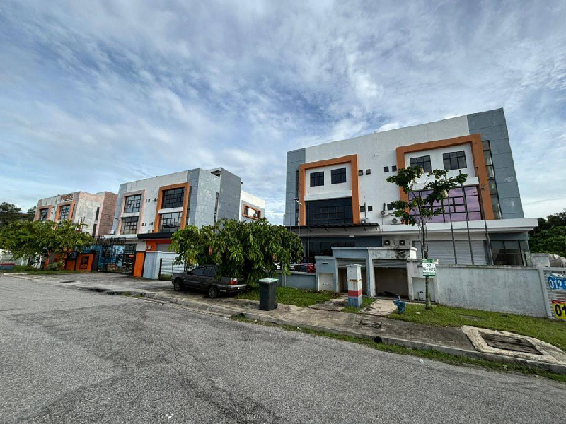 Twin Factory Semi-D 3 Storey Bukit Jelutong Glenmarie Shah Alam - photo 3