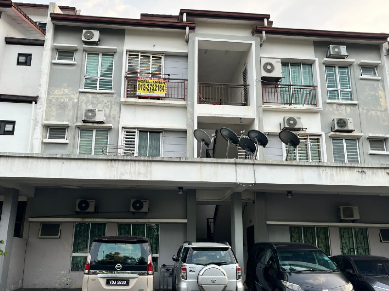 Renovated Townhouse Taman Tropika 2,