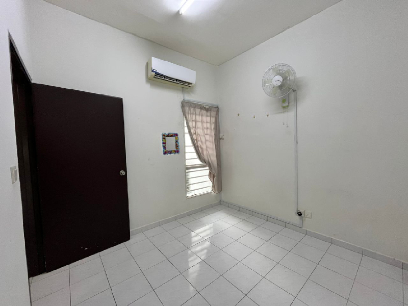 Renovated Townhouse Taman Tropika 2, - photo 11
