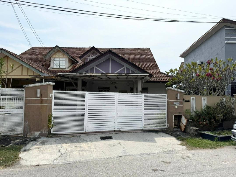 RENOVATED 1 and half Storey Semi-D T - photo 1