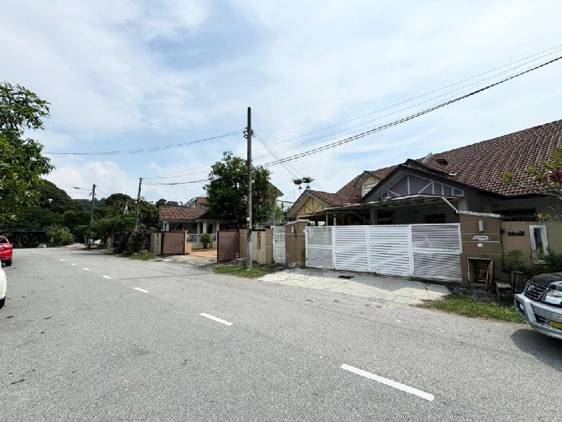 RENOVATED 1 and half Storey Semi-D T - photo 3