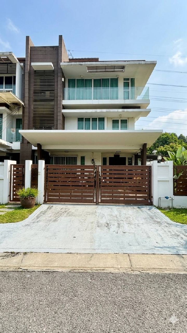 2Storey Superlink Corner lot with big garden  USJ Heights