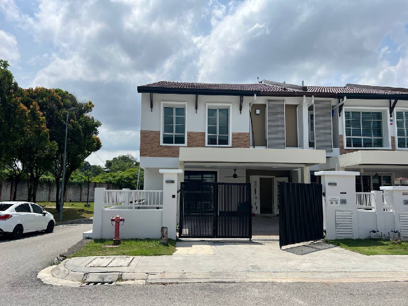 RENOVATED END LOT DOUBLE STOREY TERRACEPutra Avenue, Putra Heights