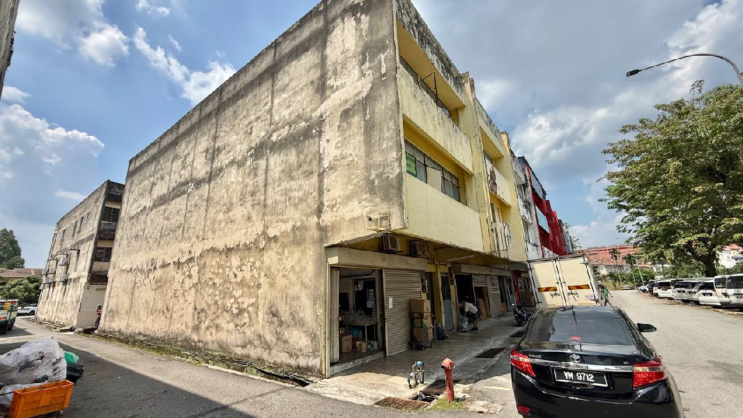 END LOT 3 Storey Shop Lot Taman Nirwana, Ampang - photo 2