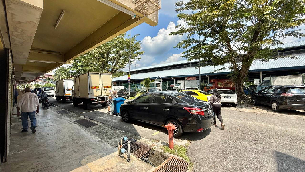 END LOT 3 Storey Shop Lot Taman Nirwana, Ampang - photo 4