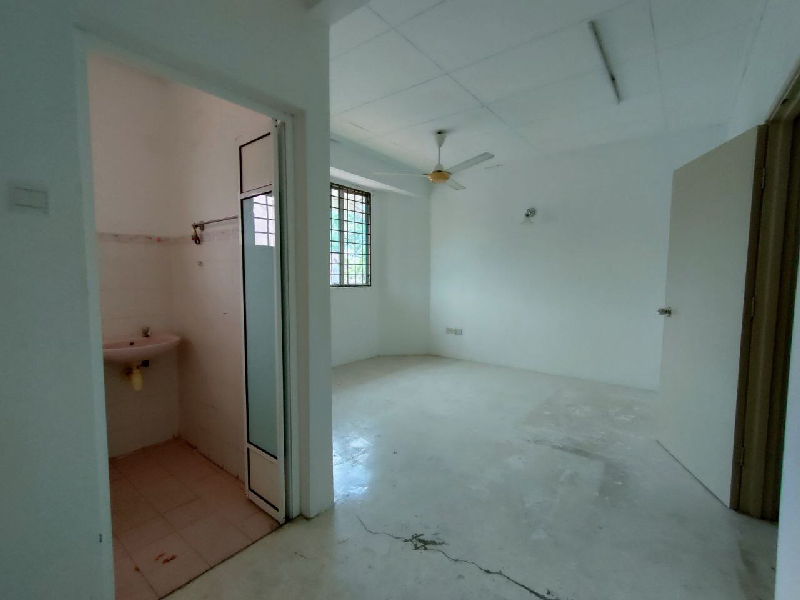 Fully Renovated Double Storey Intermediate at Saujana Impian Kajang  - photo 11
