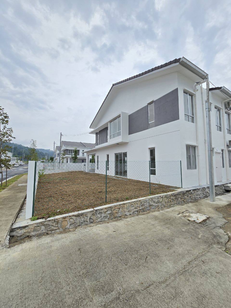 Corner Lot Teres 2 Tingkat Tiara Sendayan 13B2 - photo 4