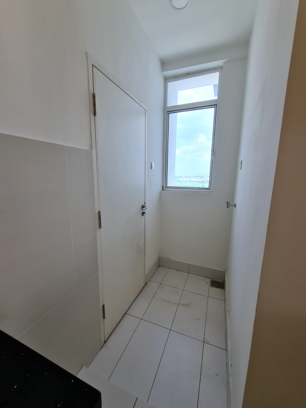 Skypod Condo 881sf 2room 2bath 2car Partly Furnish - photo 4