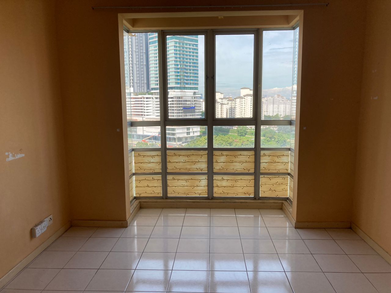 Sri Jati 2 Condo Freehold 1200sf 4room no parking - photo 3
