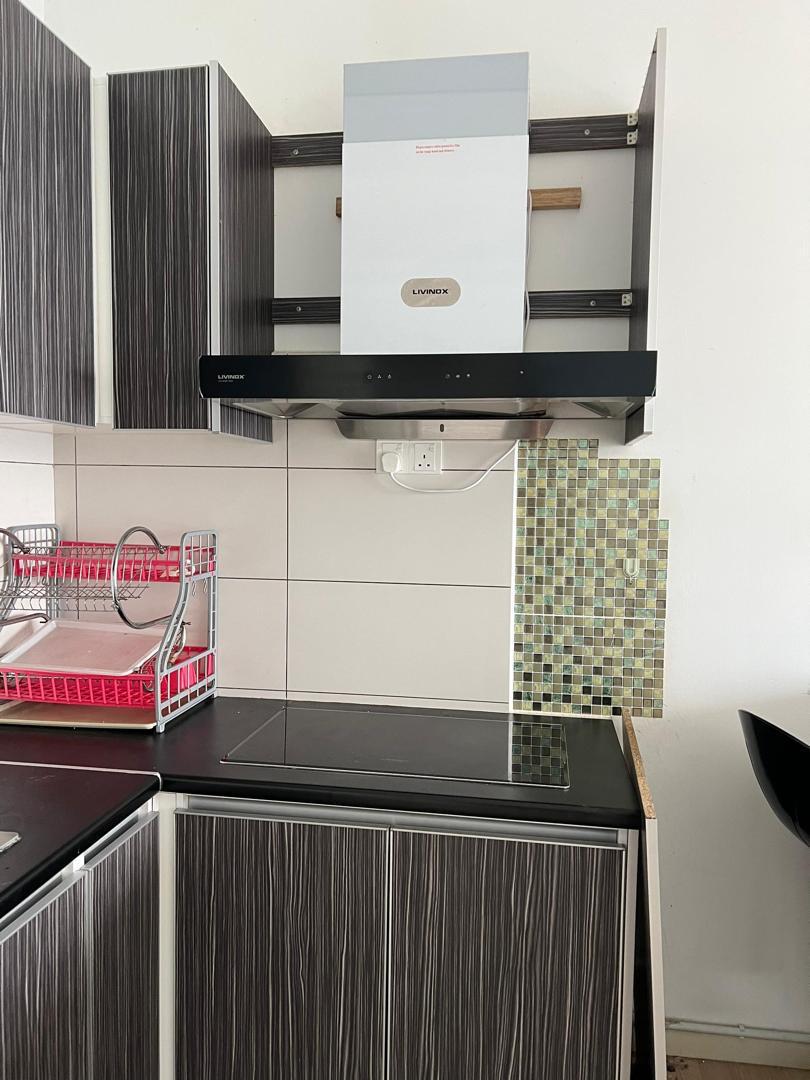 You One Freehold 650sf Fully Reno Furnished 2Parki - photo 2