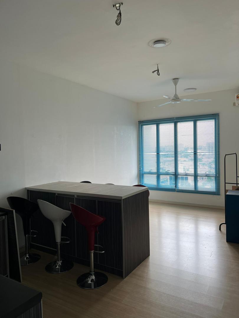 You One Freehold 650sf Fully Reno Furnished 2Parki - photo 3