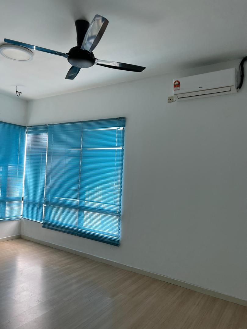 You One Freehold 650sf Fully Reno Furnished 2Parki - photo 4