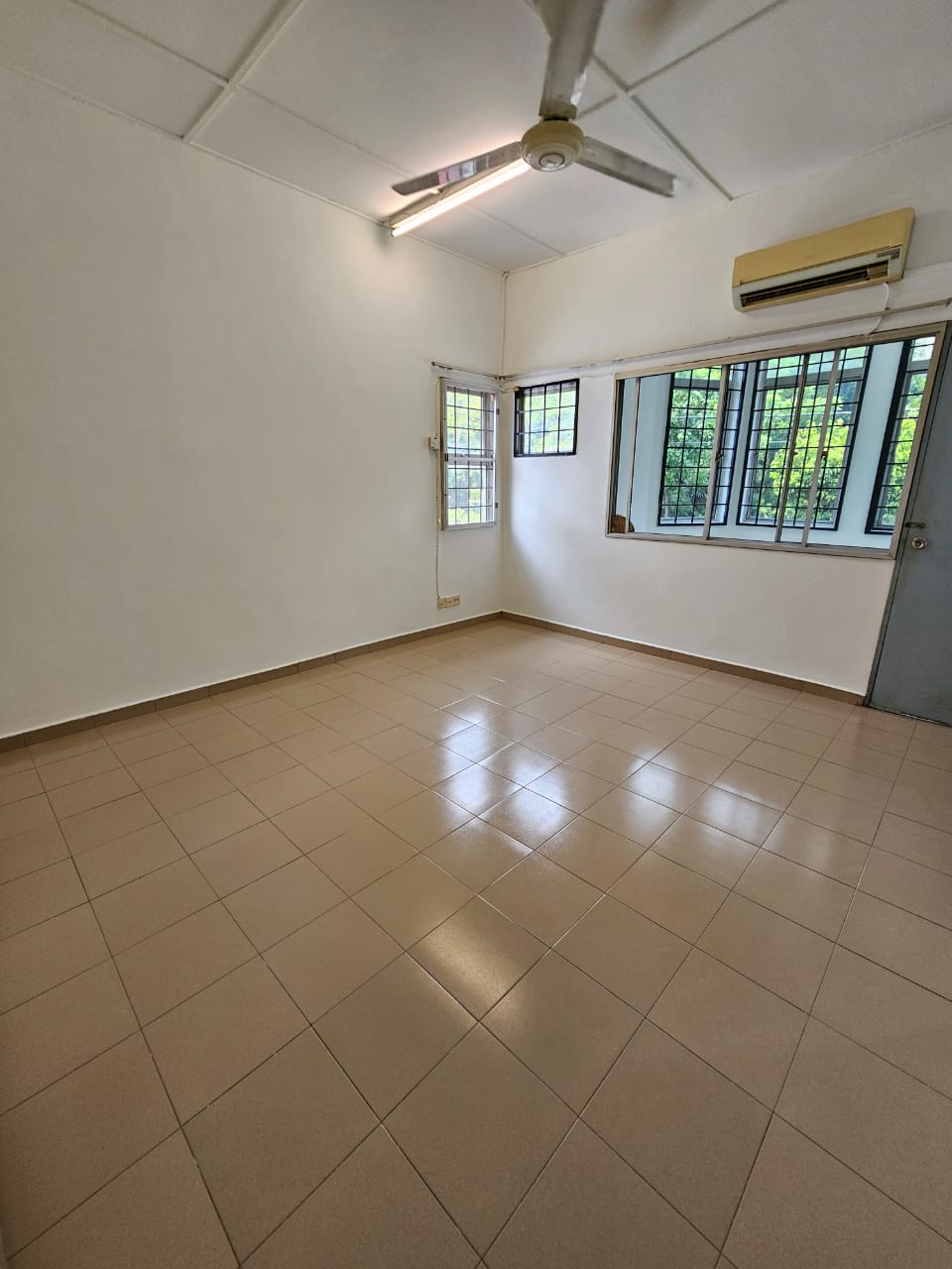 Puchong Jaya 2 Sty End Lot House 20x75sf Facing Em - photo 3
