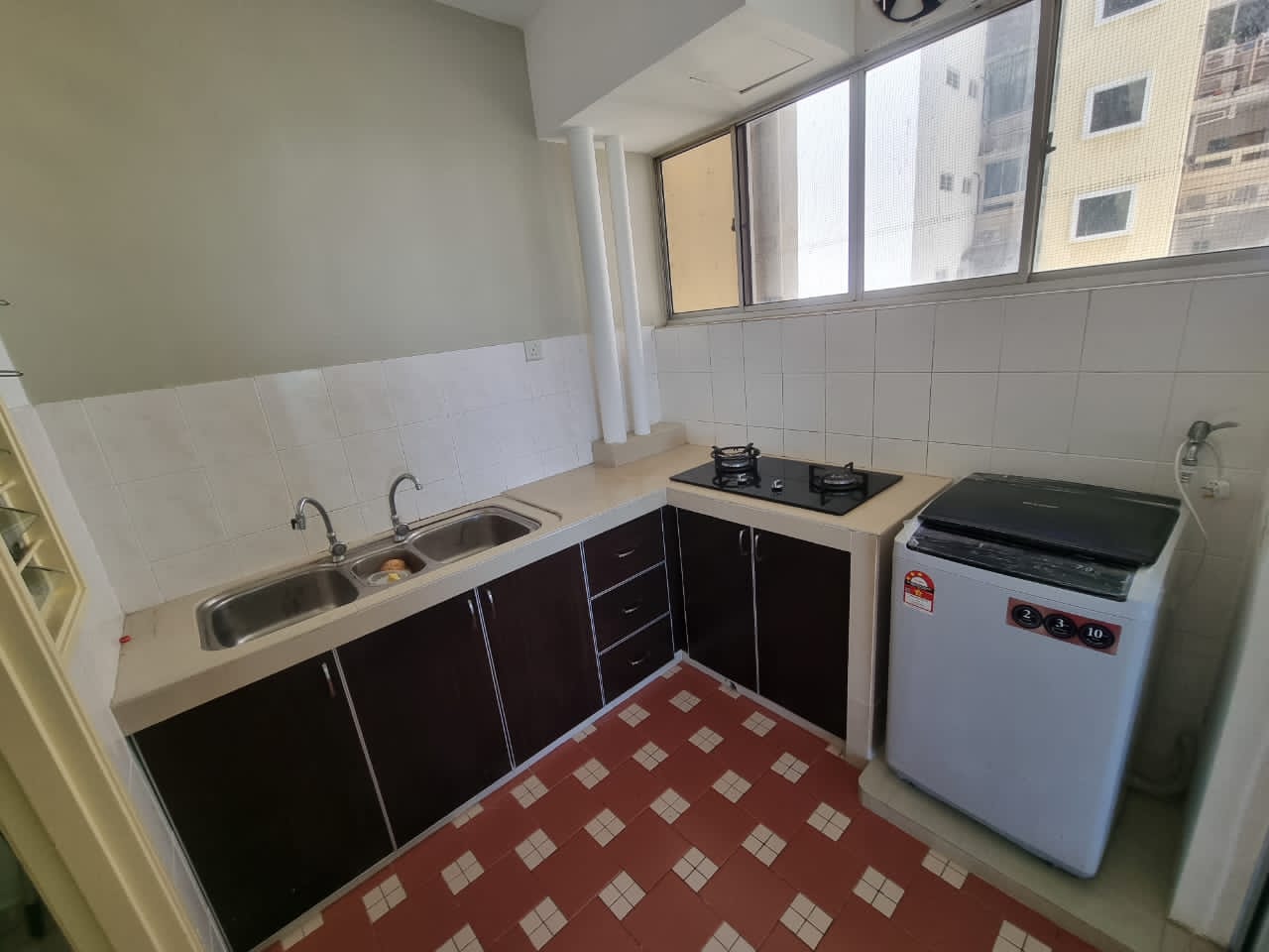 Sri Jati 2 Condo Freehold 1199sf 4room Reno High F - photo 2