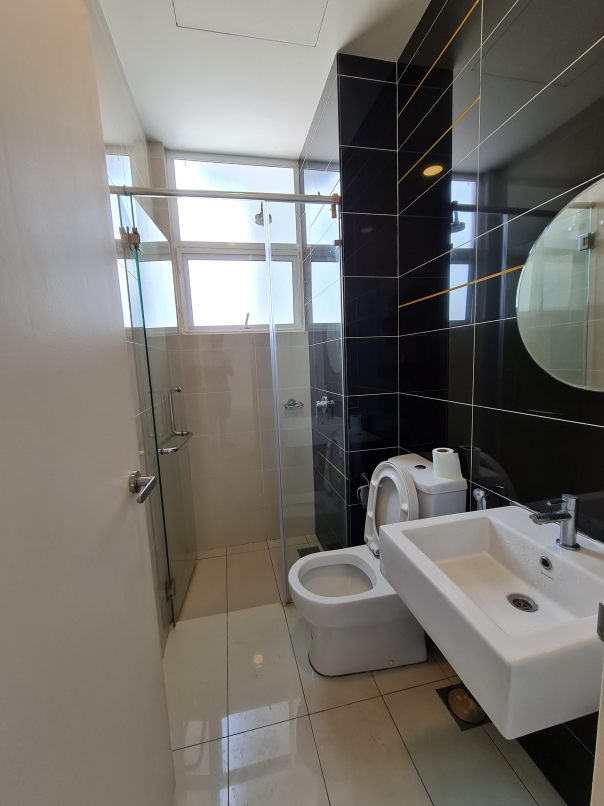 Skypod Condo Freehold 1248sf Corner 3room 3bath 3c - photo 4