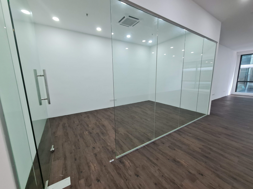 Uoa Business Park Office 1227sf Renovated Partly F - photo 3