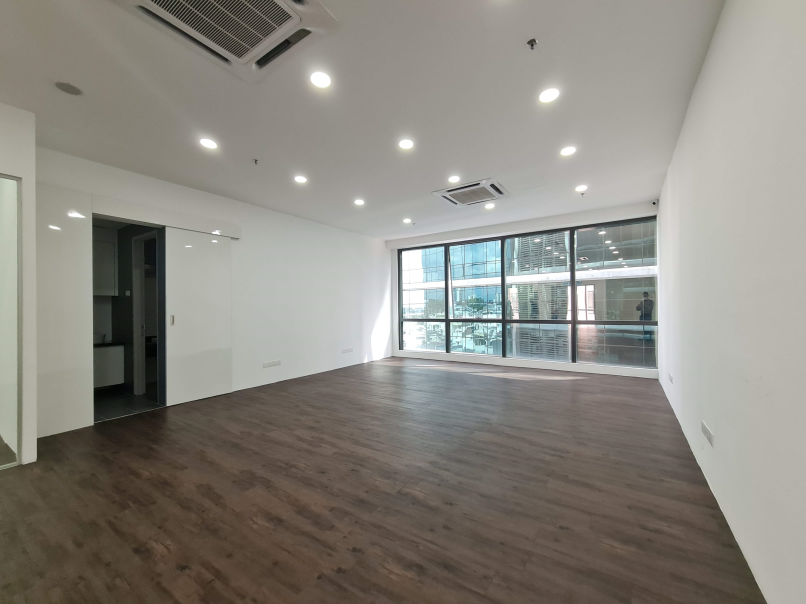 Uoa Business Park Office 1227sf Renovated Partly F - photo 4