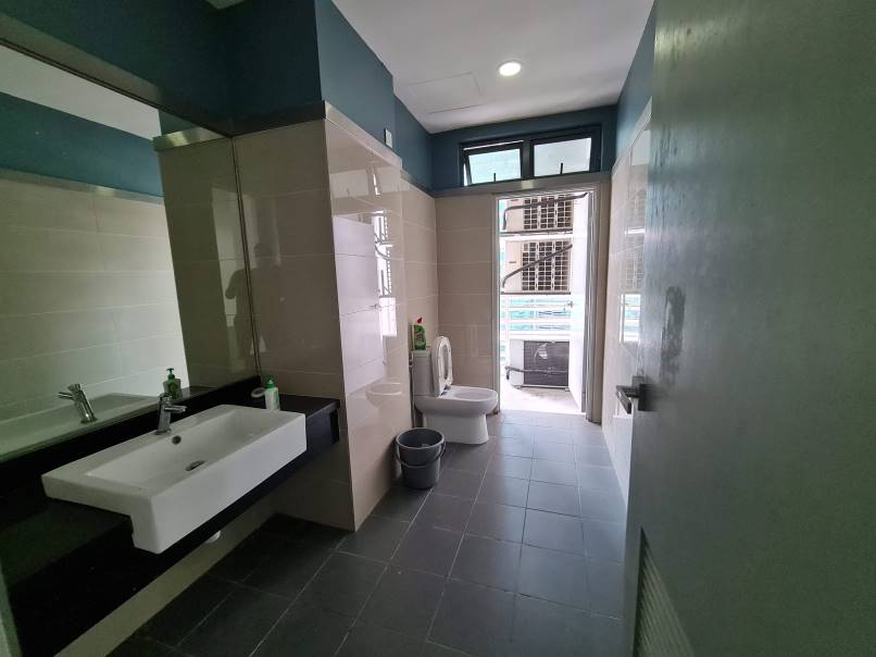 Uoa Business Park Office 1227sf Renovated Partly F - photo 8