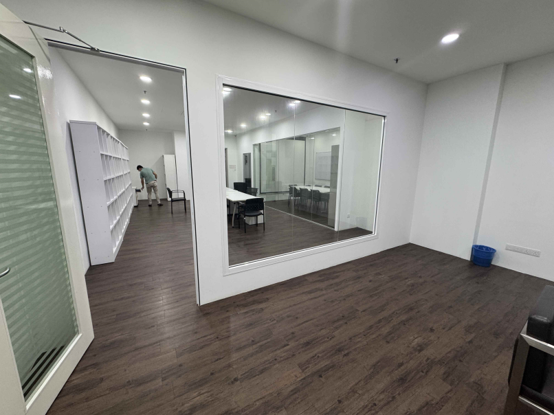 Uoa Business Park Office 1227sf Renovated Fully Fu - photo 3