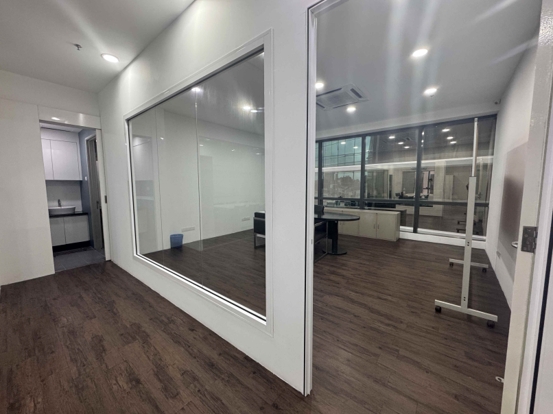 Uoa Business Park Office 1227sf Renovated Fully Fu - photo 4