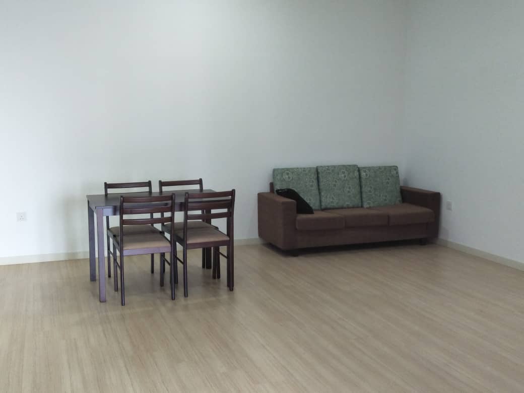 You One Freehold 650sf Semi Furnished 1 Car Parkin - photo 2