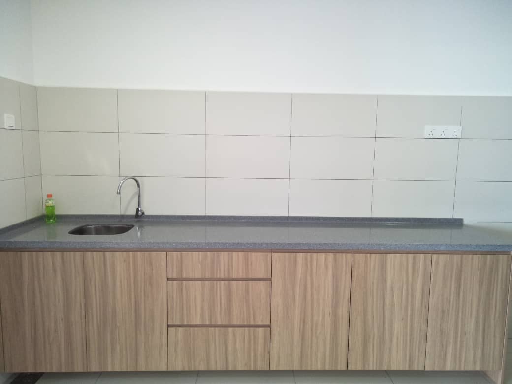 You One Freehold 650sf Semi Furnished 1 Car Parkin - photo 3