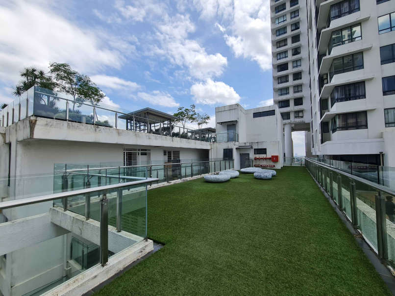 You One Freehold 650sf Semi Furnished 1 Car Parkin - photo 11