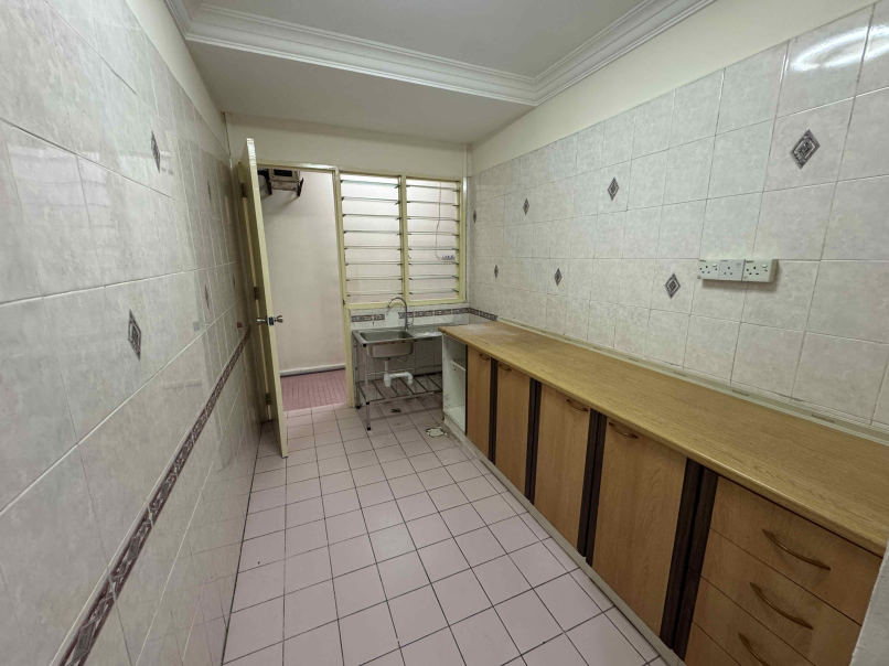 Subang Court Apt 1076sf 3rrom 1parking Reno Furnis - photo 4