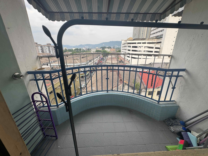 Perdana Court Apt with Lift 818sf Corner Partly Fu - photo 4