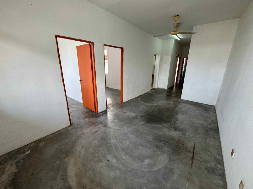 Taman Saujana Puchong Walk Up Apt 710sf 3room Top - photo 2
