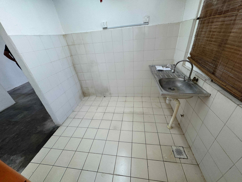 Taman Saujana Puchong Walk Up Apt 710sf 3room Top - photo 6