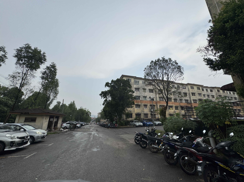 Puchong Seri Damai Flat 650sf Top Floor No Lift Sa - photo 8