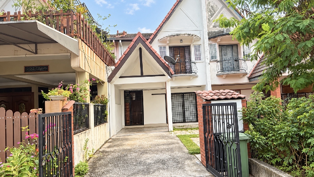 Double storey terrace house in Setiawangsa, near school and surau - photo 1