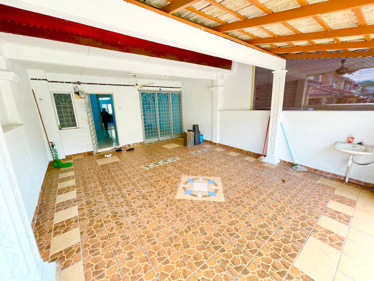 Freehold Renovated 2 Storey Terrace Near Mrt - photo 2