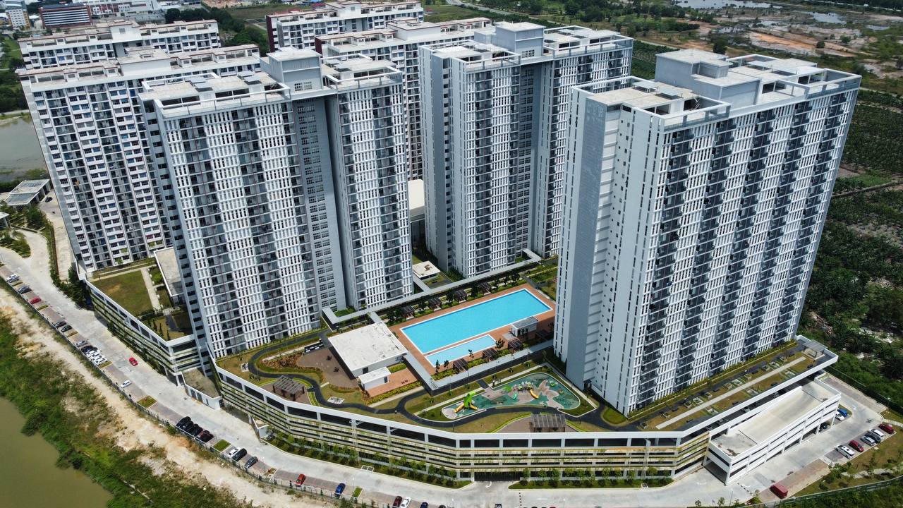 BRAND NEW, Lakefront Homes, Cyberjaya - photo 2