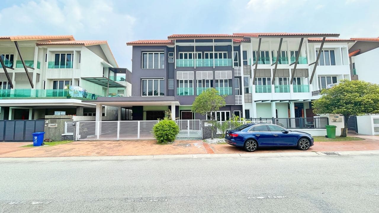 3 Storey Superlink Temasya Citra Glenmarie - photo 1